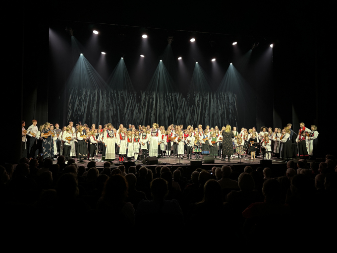 200 personar i sving på jubileumskonserten. Foto: Liv Annette Nygjerdet / FolkOrg